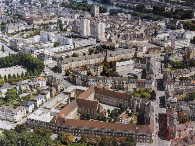 Vue aérienne de Thionville - Au premier plan l'Institut Notre-Dame de la Providence, suivi de l'école primaire Poincaré, le lycée-collège Hélène Boucher, les tours Turenne, le temple et le centre-ville
