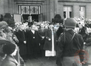 Fête de la Libération : les personnalités devant l'hôtel de ville provisoire, discours du R.P. Carrière, président de la délégation de l'assemblée consultative