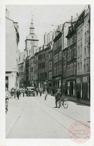 La rue de Paris, le Beffroi en fond
