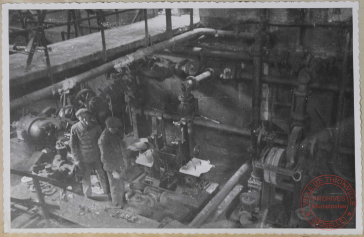 Pompes à goudron et à eaux ammoniacales. A remarquer que pompes et tuyauteries sont à réviser complètement.