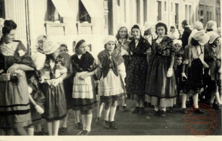 [Jeunes filles en tenues lorraines pour la Fête de la Libération 06 décembre 1945]