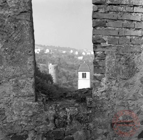 Château de Sierck-lès-Bains - vue sur le clocher de l'église et la tour des Sorcières (aujourd'hui tour de l'Horloge)
