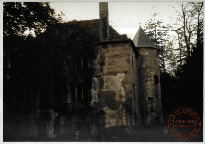 Vieux Château de Volkrange monument historique du XIIIe Siècle - Façade Est et Tour Nord. Tour de plan circulaire sans intercommunication d'étages.