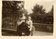 [Photographies d'une mère avec son enfant dans la maison de la famille Hourte]