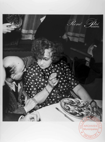 Prix Goncourt 1949 : L'écrivain COLETTE, membre du jury du prix Goncourt arrive au restaurant Drouant. Le jury réunit autour d'une table est entouré par les photographes.