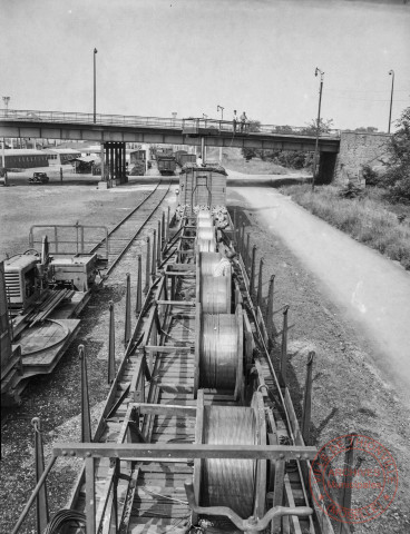 [Transport de bobines d'acier sur rail, rue du Chemin de Fer]