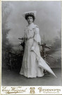 [Photographie d'une jeune fille dans les années 1900]