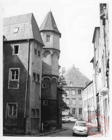 Cour du Château, ancienne maison des Raville, batiment C de la mairie. Tourelle à encorbellements (XVe-XVIe) - Thionville