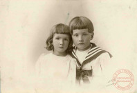 Portrait de deux enfants en studio