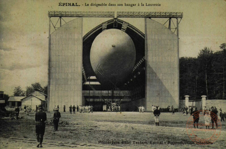 EPINAL. : - Le dirigeable dans son hangar à La Louvroie