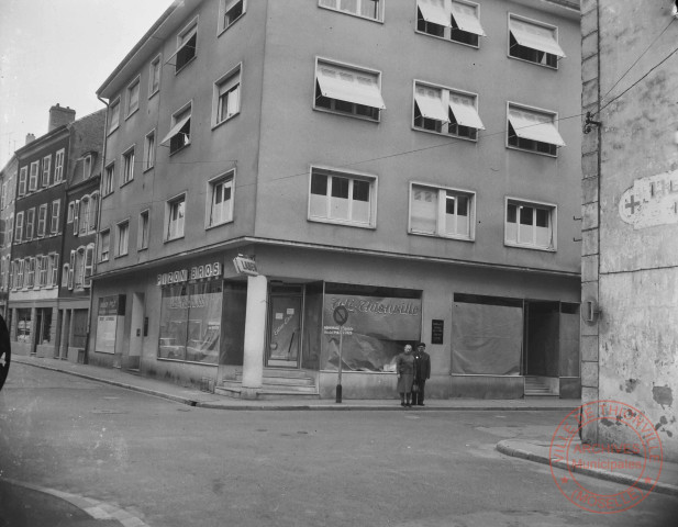 [Magasin Télé-Thionville (marque Pizon Bros et Laden sur la devanture) à l'angle de la rue de la Vieille Porte (18) et de la rue de Jemmapes]