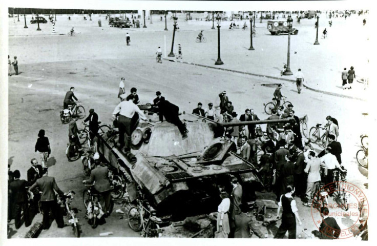 Char 'Tigre' capturé place de la Concorde par les F. F. I.