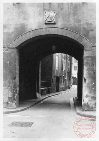 Cour du Château, porche des tours jumelles - Thionville
