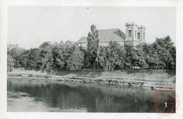 L'église Saint-Maximin vue depuis la rive droite de la Moselle