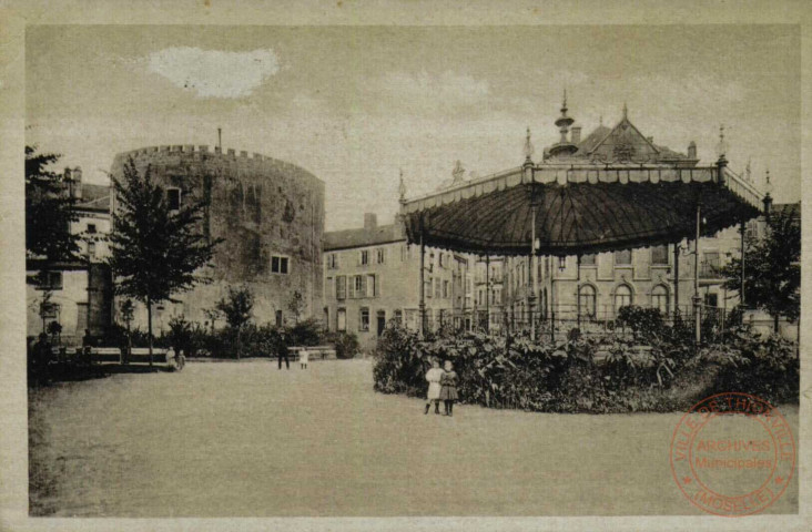 Thionville : Kiosque devant la Tour aux Puces