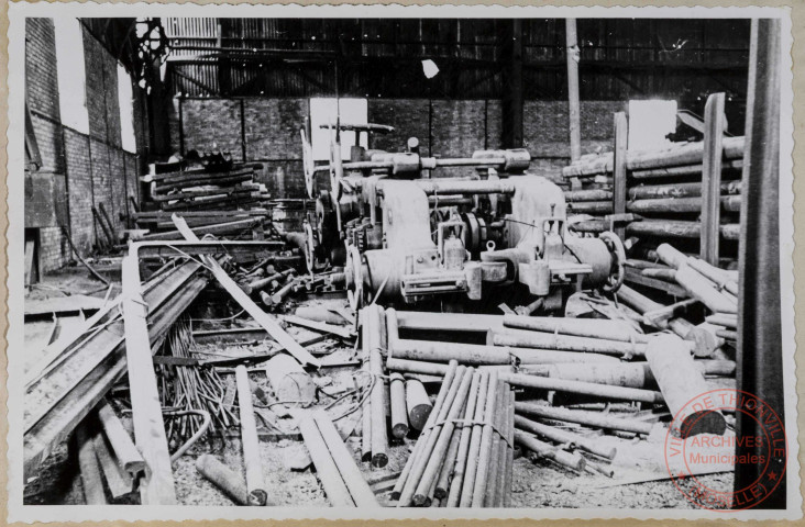 Halle 14. Dresseuse à profilés démontée par les allemands. Désordre du stockage des barres.