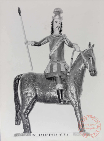 [Statue de St Hippolyte sur un cheval]