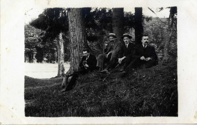 [Photographie de Charly Martha, Georges Cahen, Louis Everling et Jules Martha dans les années 1910]