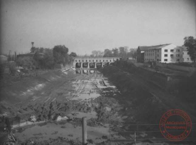 [Canal des écluses asséché, mise à jour de pieux (pilotis) remontant aux fortifications de Vauban]