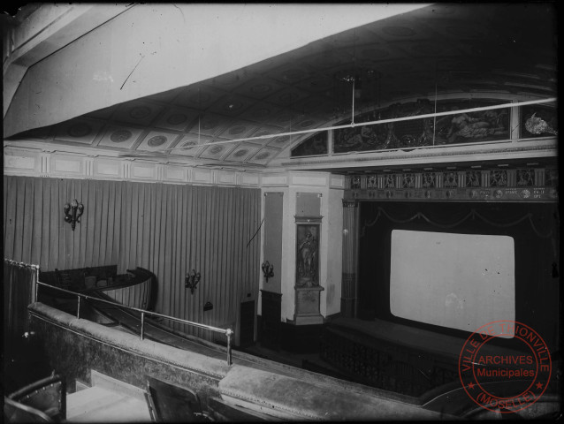 L'intérieur du cinéma Rex, rue du Pont, vers 1930