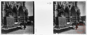 Reims (51) - La cathédrale Notre-Dame, place Luçon et la statue de Jeanne d'Arc