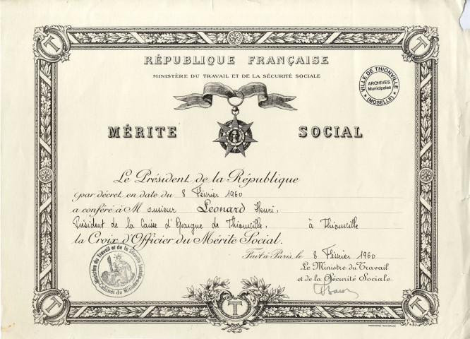 Mérite social décerné à Henri Léonard, président de la Caisse d'Epargne de Thionville
