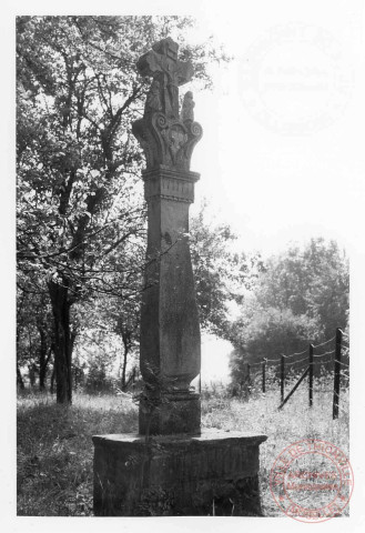 Bilsdstock situé à Fixem au lieu-dit "Lach". Croix érigé en 1807 pour Elizabeth Hirtzman. Sujet : Christ en croix, cœur percé de 3 clous, épis de blé