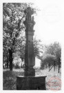 Bilsdstock situé à Fixem au lieu-dit "Lach". Croix érigé en 1807 pour Elizabeth Hirtzman. Sujet : Christ en croix, cœur percé de 3 clous, épis de blé