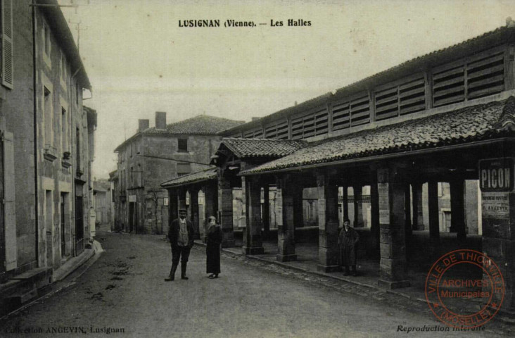 LUSIGNAN ( Vienne) -Les Halles