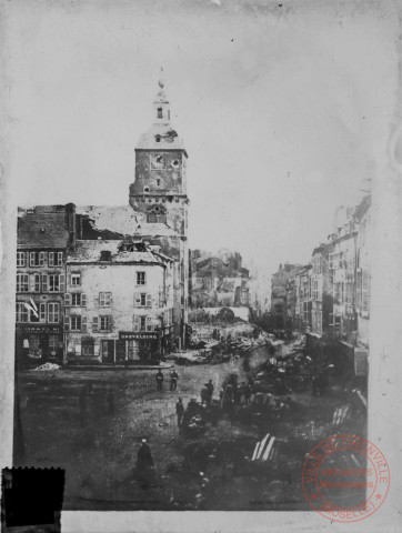 [La place du Marché et le Beffroi, après les bombardements de 1870]