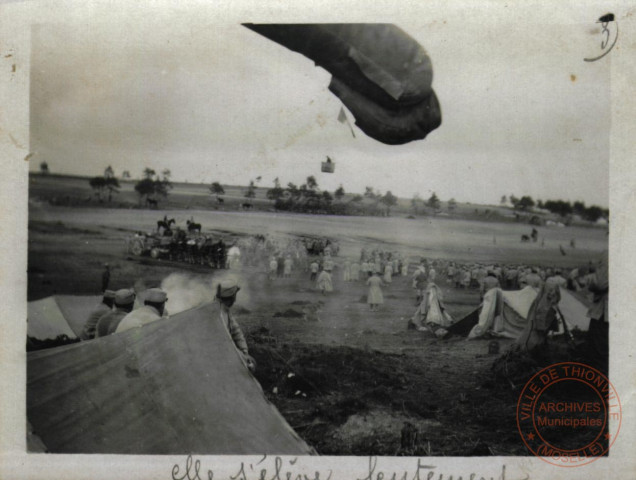 [Guerre de 1914 - Mongolfiere s'élevant lentement]