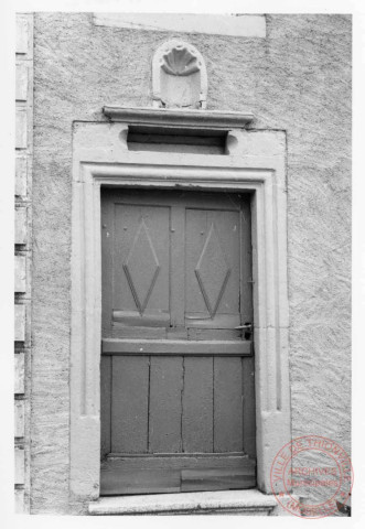 Porte d'entrée d'une maison située à Puttelange-lès-Thionville. Une niche vide au-dessus de la porte