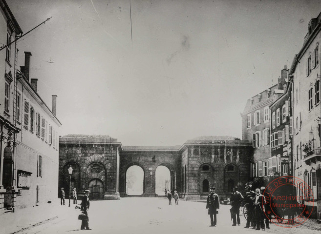 [Porte du Pont de la Moselle]