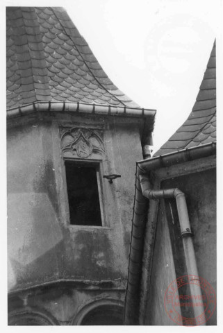 Cour du Château, ancienne maison des Raville, batiment C de la mairie. Tourelle : fenêtres XVe à tympans - Thionville