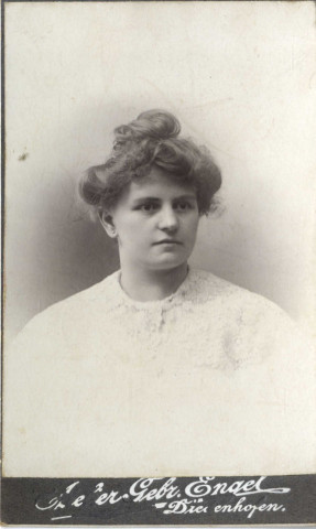 [Portrait de Elisabeth Pals épouse Hourte à l'âge de 19 ans vers 1892]