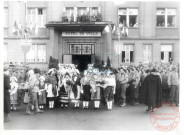 Fête de la Libération : l'attente des personnalités devant l'hôtel de ville provisoire (lycée Hélène Boucher)