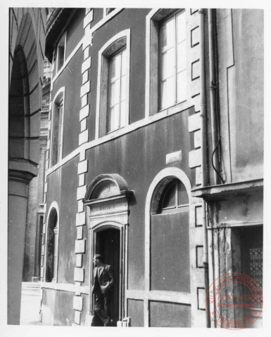 1 place de l'Eglise, ancienne école, on peut encore lire l'inscription "escolle"sur le linteau de la porte - Thionville