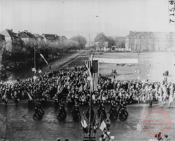 Défilé des troupes françaises, à Thionville, avenue Foch, le 16 décembre 1944