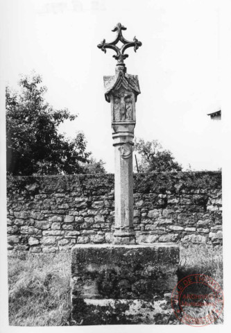 Bildstock de 1540 (restauré en 1995) situé à la sortie du hameau de Evange (commune de Breistroff-la-Grande), 9 rue Principale. Croix fleur de lys
