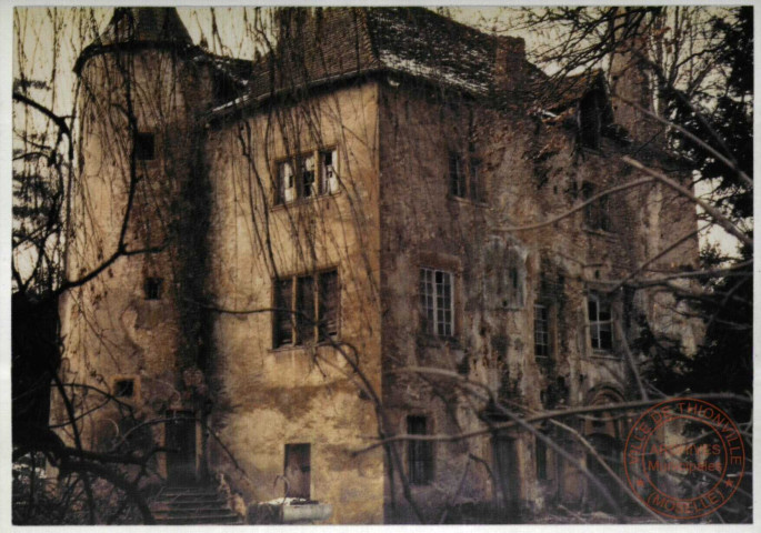 Vieux château de Volkrange monument historique du XIIIe siècle - Façade Sud et Est ,Tour d'accès aux étages