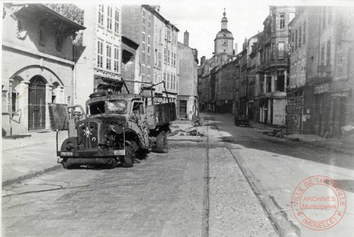 Guerre 1939-1945. Rue de Paris lors de l'entrée des troupes américaines