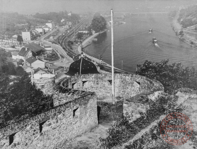 Le château fort de Sierck et vue panoramique sur la Moselle, le clocher de l'église et la tour des Sorcières (aujourd'hui tour de l'Horloge)