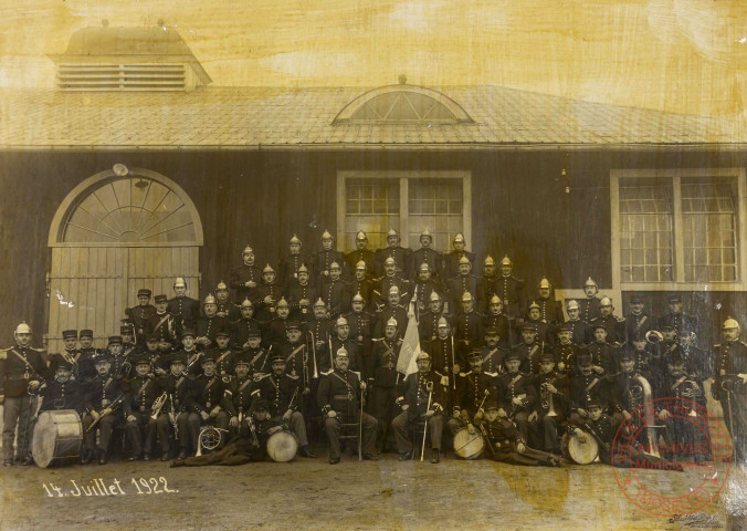 [Musique des sapeurs-pompiers et sapeurs-pompiers posant devant la caserne se trouvant place de la Liberté le 14 juillet 1922]