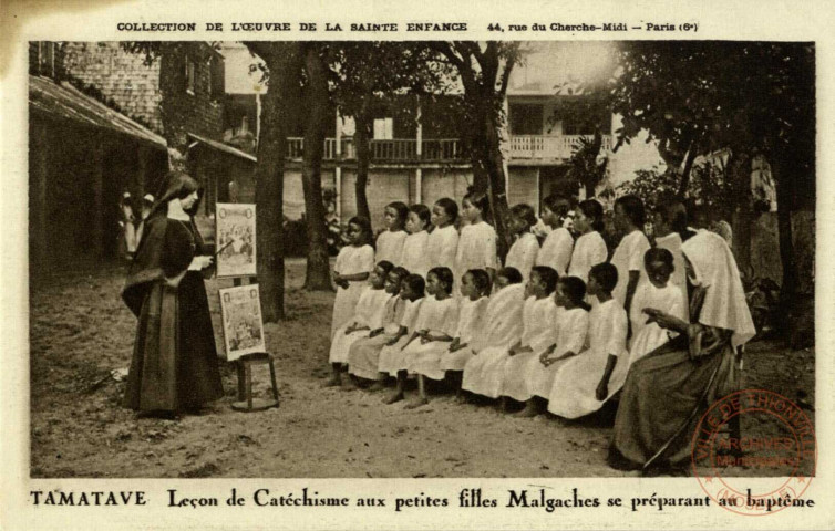 Tamatave - Leçon de Catéchisme aux petites filles Malgaches se préparant au baptême