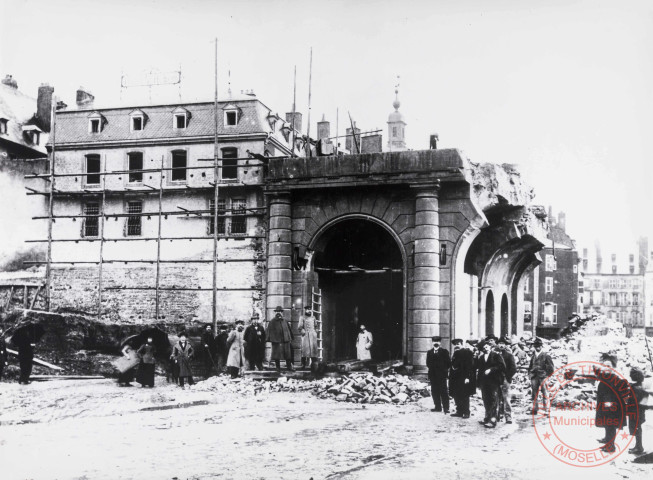 [Démolition de la porte du pont de la Moselle]