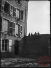 [Maison à l'angle de la place de l'Eglise et du quai Crauser vers 1900. Le mur ou sont situés les 4 enfants est un reste de rempart]