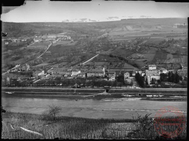 [Sierck-les-Bains, on aperçoit Rustroff au fond à gauche]]