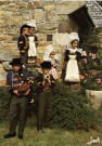 Folklore de Bretagne. Groupe d'enfants en costume de Fouesnant.
