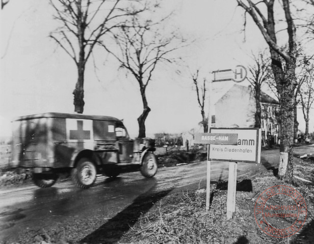 Une ambulance de la 90e DI US traverse le village rebaptisé (germanisé "Nieder-Ham") Basse-Ham, en novembre 1944