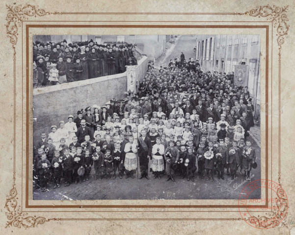 [Photo de groupe lors d'une cérémonie religieuse à Guentrange, montée du Calvaire]